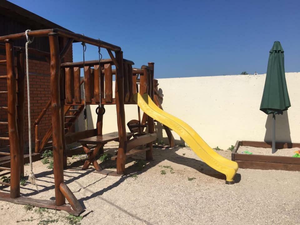 Hotel Lastochka Zaliznyj Port Exteriér fotografie