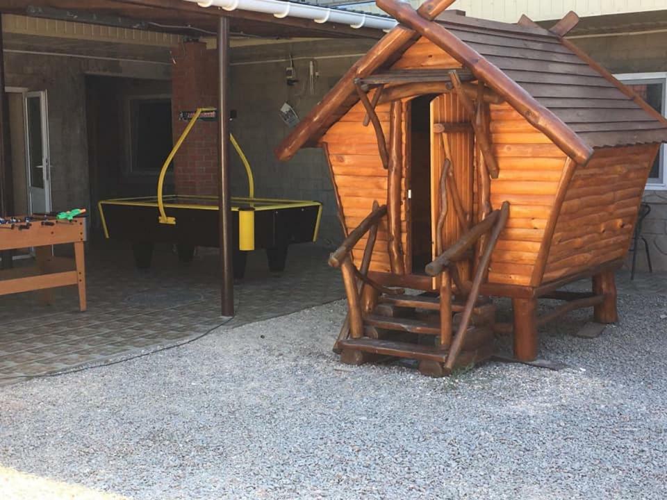 Hotel Lastochka Zaliznyj Port Exteriér fotografie